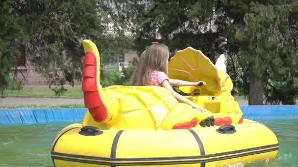 Slow Motion Детские Лодки Парке — стоковое видео