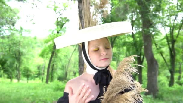 Slow Motion Meisje Met Een Boeket Van Gedroogde Bloemen — Stockvideo