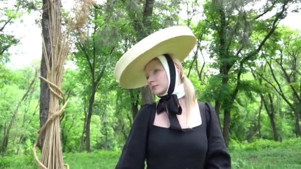 Woman Elegant Dress Luxurious Straw Hat Posing Dry Grass — Stockvideo