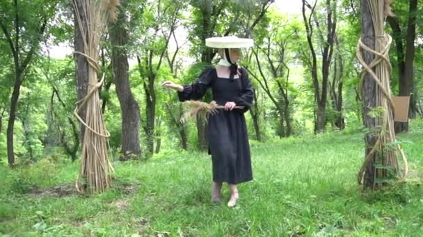 Slow Motion Girl Гуляет Зеленом Парке Весенний День — стоковое видео