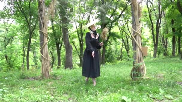Mujer Cámara Lenta Sosteniendo Ramo Flores Secas Aire Libre — Vídeos de Stock