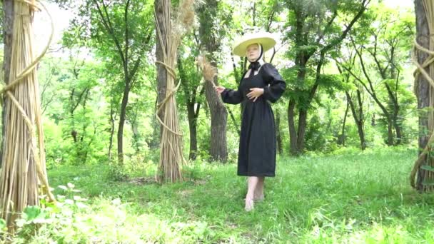 Saman Şapkalı Siyah Elbiseli Yavaş Hareketli Kız Bir Buket Kuru — Stok video