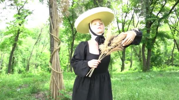 戴草帽的慢动作女孩收集干枯的植物 — 图库视频影像