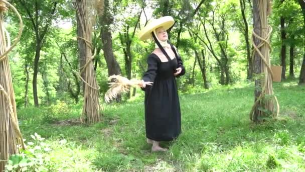 Медленная Девушка Соломенной Шляпе — стоковое видео