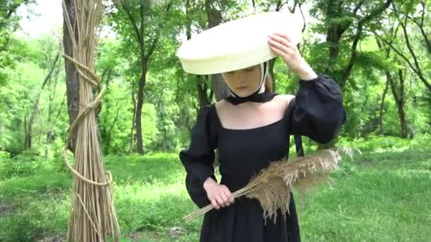 Retrato Chica Rubia Camina Sombrero Paja Naturaleza Entre Las Cañas — Vídeos de Stock