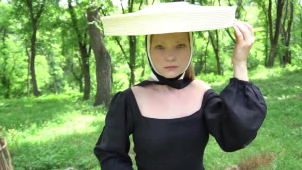 Αργή Κίνηση Κορίτσι Φορούν Μαύρο Φόρεμα Ψάθινο Καπέλο Φύση Πάρκο — Αρχείο Βίντεο