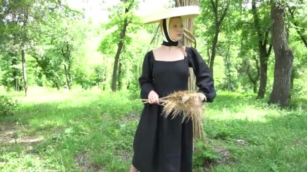 Ελκυστικό Μοντέλο Γυναίκα Περπάτημα Εξωτερική Μπουκέτο Καλοκαιρινό Φόρεμα Και Ψάθινο — Αρχείο Βίντεο