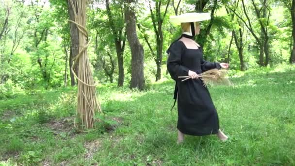 Slow Motion Girl Black Dress Straw Hat Holds Bouquet Dry — ストック動画