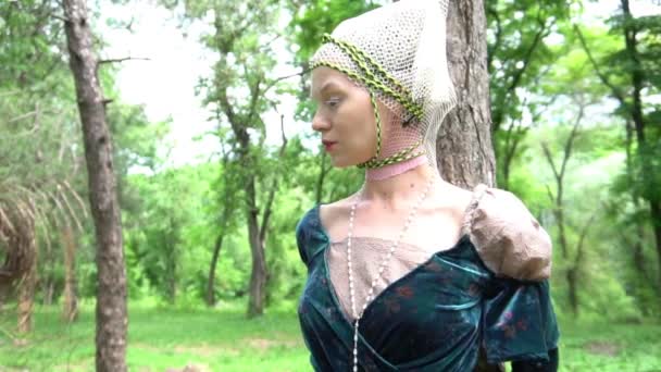 慢慢移动的人质危机中的女人被绳子绑在森林里 — 图库视频影像