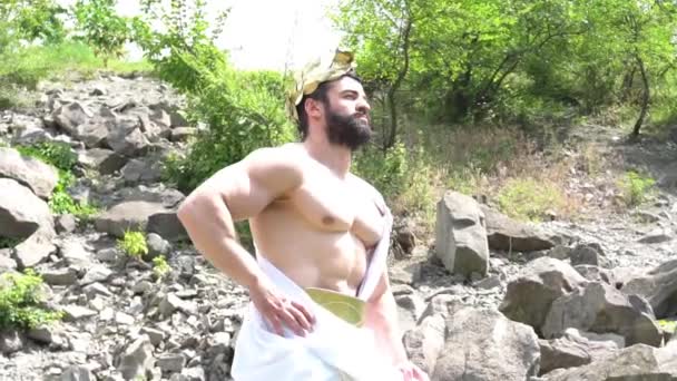 Żywa Statua Zeusa Długimi Brodami Umięśnionym Ciałem Wściekła — Wideo stockowe
