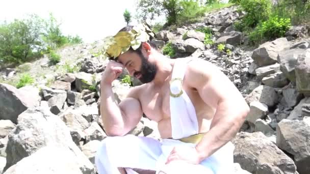 ギリシャの神で服を着た男 — ストック動画