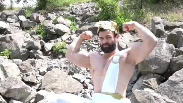 Mann Mit Muskulösem Körper Weißer Faszien — Stockvideo