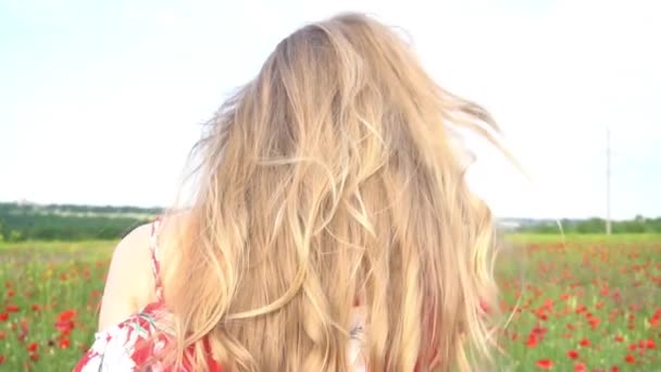 在罂粟田里一个漂亮姑娘带着哈哈哈望着别处的慢镜头 — 图库视频影像