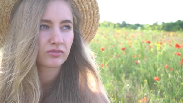 罂粟田里的年轻女子 — 图库视频影像