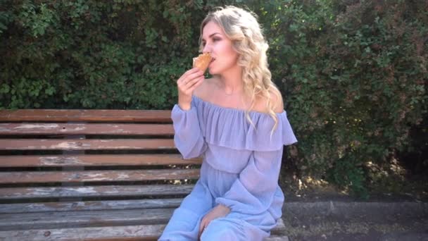 Kadın Açık Havada Dondurmanın Tadını Çıkarıyor Dişi Gezgin Donmuş Yiyor — Stok video