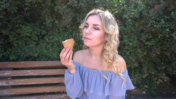 Mädchen Essen Ein Eis Auf Einer Parkbank — Stockvideo