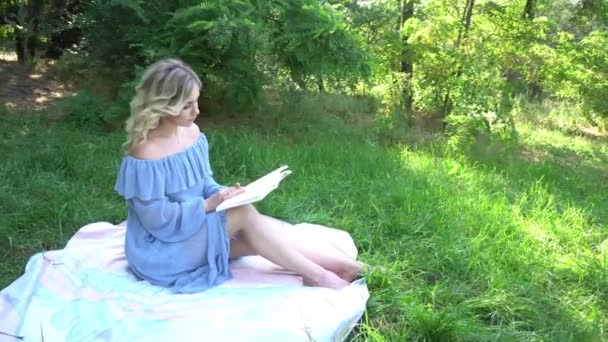 Uśmiechnięta Nastolatka Książką Leży Polu Trawy Slow Motion — Wideo stockowe