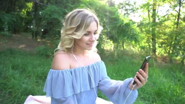 Beautiful Woman Lifestyle Uses Video Chat Enjoying Online Communication — Stockvideo