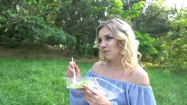 Mulher Feliz Gosta Comer Salada Fresca Sentado Parque Verão — Vídeo de Stock