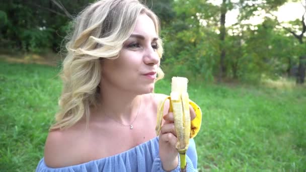 Hermosa Chica Sombrero Comiendo Cereza — Vídeos de Stock