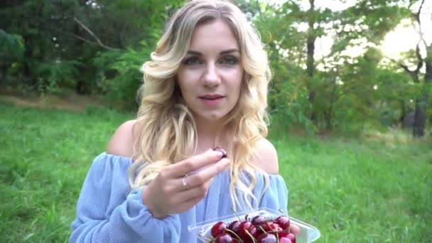 Menina Bonita Chapéu Comendo Cereja — Vídeo de Stock