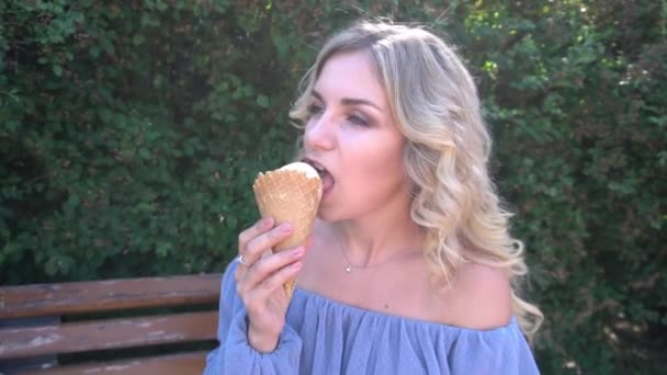 Mujer Disfrutando Helado Suave Cono Aire Libre Viajera Comiendo Yogur — Vídeo de stock