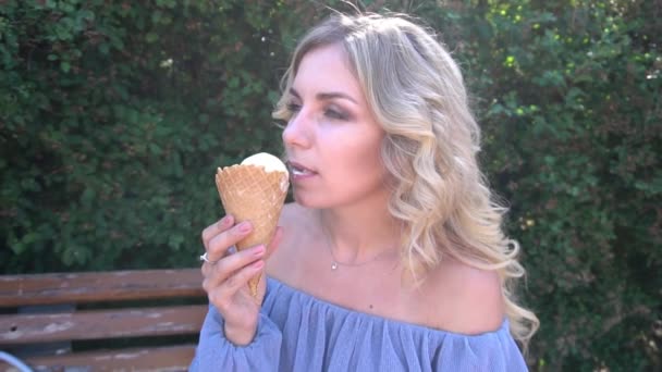 Lassú Mozgás Gyönyörű Eszik Fagylaltot Parkban Közelről — Stock videók