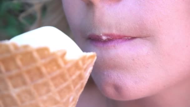 Zeitlupe Ein Junges Mädchen Isst Park Ein Eis — Stockvideo