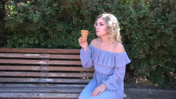 Slow Motion Joven Hermosa Niña Come Helado Mientras Está Sentada — Vídeos de Stock