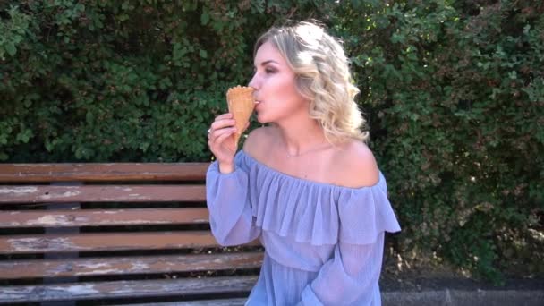 Slow Motion Cute Woman Eating Ice Cream City — Vídeo de stock