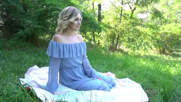 Young Beautiful Teenage Girl Sitting Grass Park Cloudy Day Smiling — Vídeos de Stock