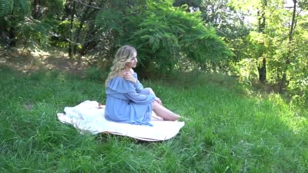 草の上に横たわるスローモーション女 — ストック動画