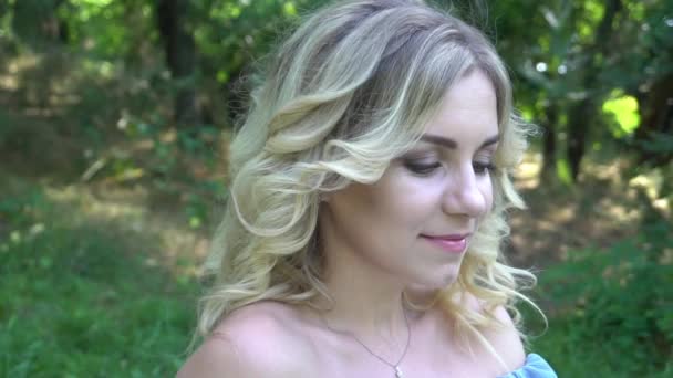 Lambat Motion Young Wanita Taman Dengan Bunga — Stok Video