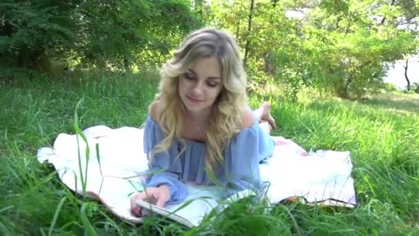 Портрет Счастливой Студентки Сидящей Парке Замедленной Съемки — стоковое видео