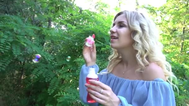 Giovane Donna Che Soffia Bolle Sapone Parco — Video Stock