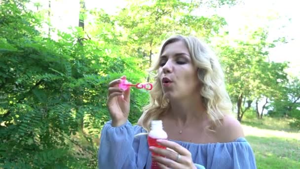 Dívka Pomalým Pohybem Fouká Průhledné Mýdlové Bubliny Usmívá Close — Stock video
