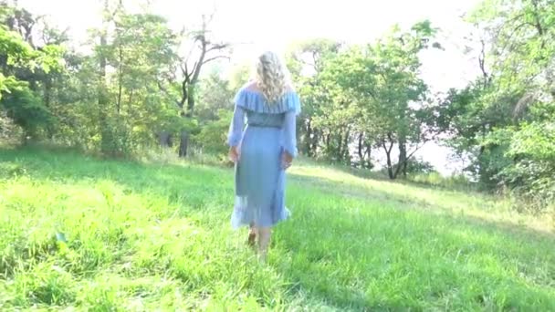 Камера Слідує Блондинкою Жінка Червоній Куртці Прогулянки Міському Парку Ясний — стокове відео