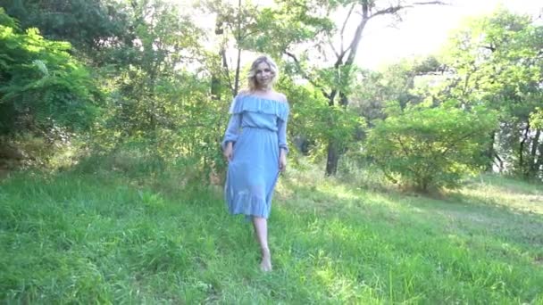 Slow Motion Bella Giovane Donna Che Cammina Parco Una Calda — Video Stock