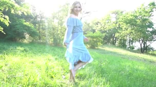 Närbild Tillbaka Visa Porträtt Unga Blonda Långhåriga Glada Kvinnliga Promenader — Stockvideo