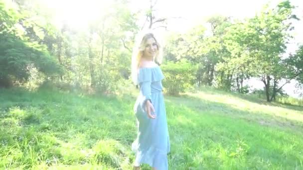 Uma Mulher Muito Bonita Elegante Vestido Caminha Pela Floresta — Vídeo de Stock