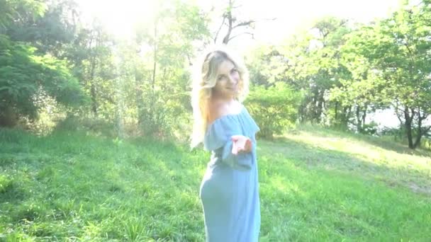 Portrait Young Woman Summer Dress Background Green Tree — Vídeos de Stock