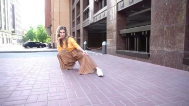4K Sokakta yürüyen güzel genç kadın