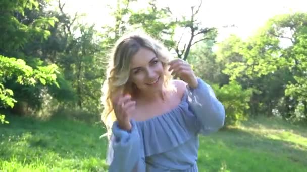 Mulher Cabelo Longo Atraente Passeio Parque Verão Cidade Sorrisos Movimento — Vídeo de Stock