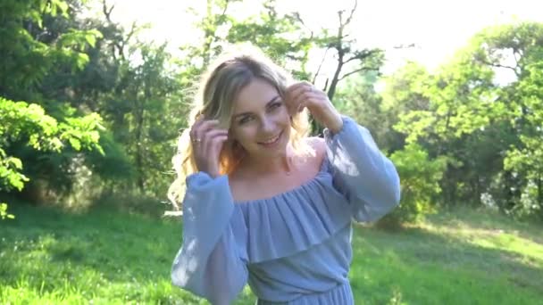 Slow Motion Attraente Donna Dai Capelli Lunghi Nel Parco Estivo — Video Stock