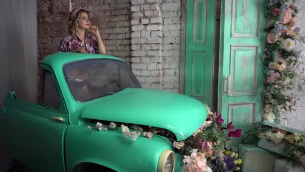 Menina Loira Bonita Posando Carro Vintage — Vídeo de Stock