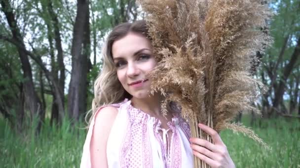 Młoda Atrakcyjna Dziewczyna Białej Sukience Posiada Bukiet Suchych Roślin — Wideo stockowe