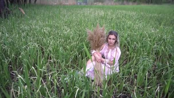 Mulher Jovem Segurando Flores Secas — Vídeo de Stock