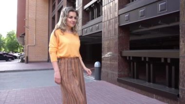Yavaş Model Avrupa şehrinin caddesinde yürüyor