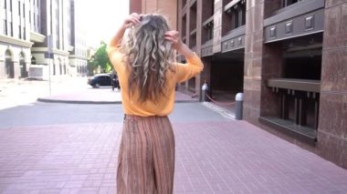 Slow Motion Young şehirde güzel bir model..