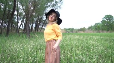 Buğday tarlasında şapkada Yavaş Moda Modeli